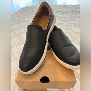 UGG SLIP ON BLACK LEATHER SNEAKERS
